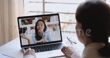 微笑的亚裔女孩与朋友聊天网络摄像头